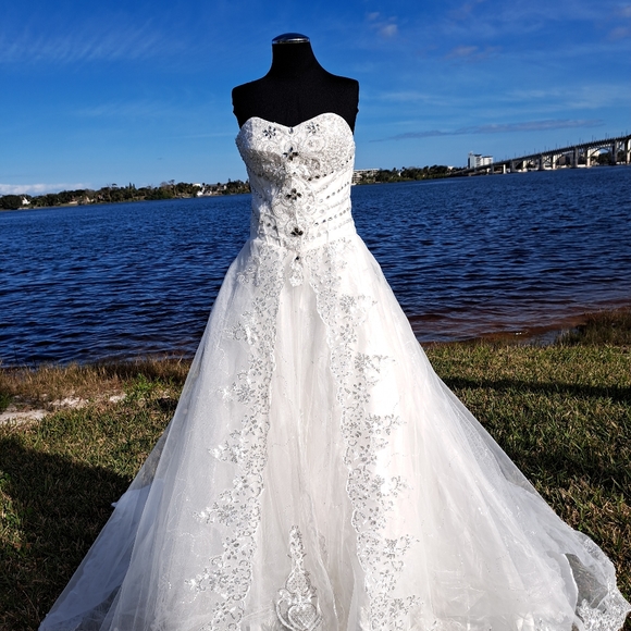 Second hand Wedding Gown - Picture 1 of 3